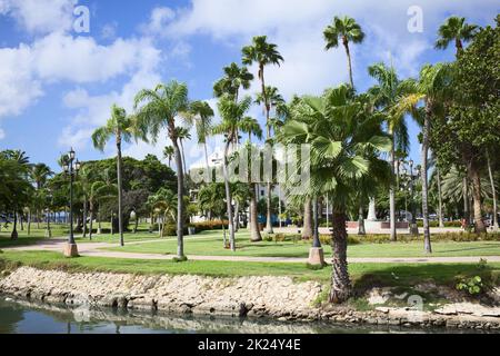 ORANJESTAD, ARUBA - 16. DEZEMBER 2020: Queen Wilhelmina Park im Stadtzentrum von Oranjestad auf der Karibikinsel Aruba (Selective Focus, Focus Stockfoto