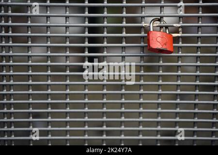 Einsames Liebessschloss auf einer Bank im Münchner Stadtzentrum, Deutschland - Lonely love Lock on a Bank in Munich City Centre, Germany Stockfoto