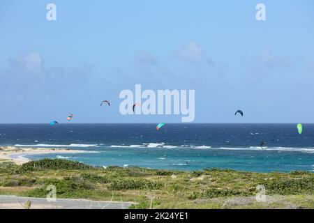 BOCA GRANDI, ARUBA - 17. DEZEMBER 2020: Beliebter Kitesurfplatz in Boca Grandi an der südöstlichen Küste von Aruba in der Nähe von San Nicolas (Selective FOC Stockfoto