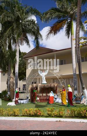 ORANJESTAD, ARUBA - 16. DEZEMBER 2020: Krippe vor dem Parlamentsgebäude entlang des L. G. Smith Blvd im Stadtzentrum von Oranjestad am C Stockfoto