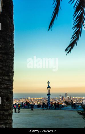 BARCELONA, SPANIEN - 7. DEZEMBER 2013: Touristen besuchen den berühmten Park Güell in Barcelona, Katalonien, Spanien, entworfen von Antoni Gaudi, renommierten Archi Stockfoto