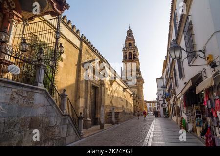 Cordoba, Spanien - 11. August 2021: Blick auf die Moschee Kathedrale von Cordoba, Mezquita Catedral de Cordoba, auch bekannt als die große Moschee oder Mezquita, monum Stockfoto