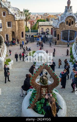 BARCELONA, SPANIEN - 8. DEZEMBER 2013: Touristen besuchen den berühmten Park Güell in Barcelona, Katalonien, Spanien, entworfen von Antoni Gaudi, renommierten Archi Stockfoto