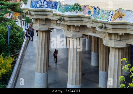 BARCELONA, SPANIEN - 7. DEZEMBER 2013: Touristen besuchen den berühmten Park Güell in Barcelona, Katalonien, Spanien, entworfen von Antoni Gaudi, renommierten Archi Stockfoto