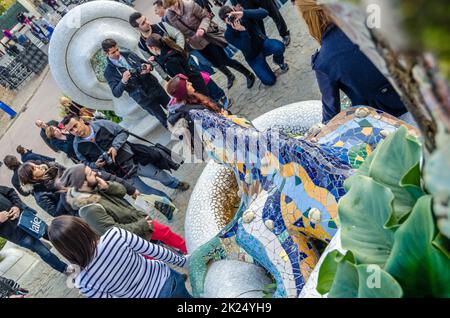 BARCELONA, SPANIEN - 8. DEZEMBER 2013: Touristen besuchen den berühmten Park Güell in Barcelona, Katalonien, Spanien, entworfen von Antoni Gaudi, renommierten Archi Stockfoto
