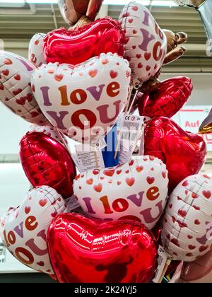 Kiel, Deutschland - 03. Mai 2022: Zahlreiche herzförmige Luftballons mit der Aufschrift I Love You zum Verkauf an einem Stand Stockfoto