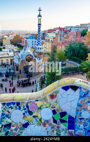 BARCELONA, SPANIEN - 8. DEZEMBER 2013: Touristen besuchen den berühmten Park Güell in Barcelona, Katalonien, Spanien, entworfen von Antoni Gaudi, renommierten Archi Stockfoto