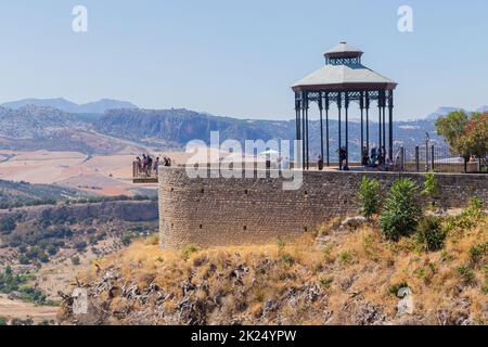 Ronda, Spanien - 6. August 2021: Bandstand in der wunderschönen Stadt Ronda, mit einem atemberaubenden Aussichtspunkt über die umliegende Landschaft. Ronda, Andalusien Spanien Stockfoto