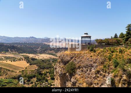 Ronda, Spanien - 6. August 2021: Bandstand in der wunderschönen Stadt Ronda, mit einem atemberaubenden Aussichtspunkt über die umliegende Landschaft. Ronda, Andalusien Spanien Stockfoto