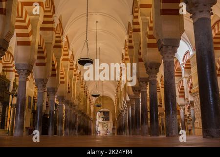 CORDOBA, SPANIEN - 11. August 2021 - Bögen im Gebetsraum der Mezquita (Moschee), Cordoba, Spanien Stockfoto