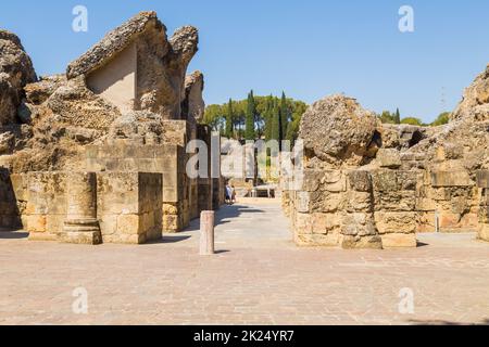 Sevilla, Spanien - 14. August 2021: Menschen in den römischen Ruinen von Italica, Sevilla, Provinz Sevilla, Andalusien, Spanien, Europa. Stockfoto