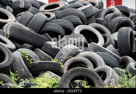 CHUMPHON, THAILAND-3. MAI 2022 : Haufen gebrauchter Reifen. Altreifen werden zum Recycling oder auf Deponien abgelagert. Schwarzer Gummireifen des Autos. Haufen gebrauchter Reifen am Reccy Stockfoto