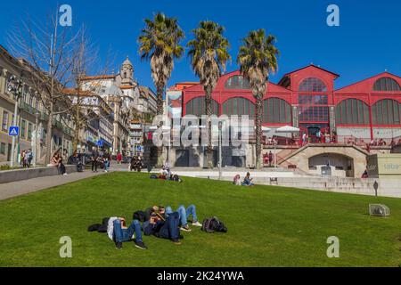 Porto, Portugal - Februar 20 2022: Menschen auf dem Markt von Ferreira Borges ein Wahrzeichen der Eisenarchitektur in Porto wurde 1885 eröffnet Stockfoto