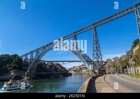 PORTO, PORTUGAL - 5. März 2022: Maria-Pia-Brücke über den Douro-Fluss, Porto, Portugal. Stockfoto