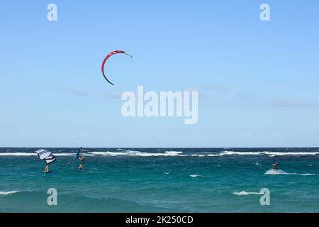 BOCA GRANDI, ARUBA - 17. DEZEMBER 2020: Kite- und Flügelsurfer am Boca Grandi Strand an der südöstlichen Küste der Karibikinsel Aruba in der Nähe Stockfoto