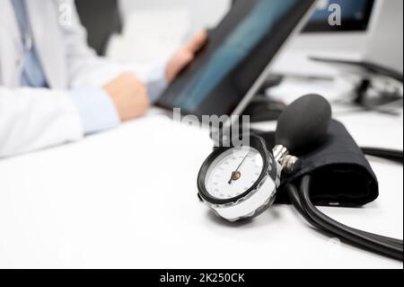 Prävention von Bluthochdruck. Nahaufnahme der Skala des Blod Pressure Manometers. Hochwertige Fotos Stockfoto