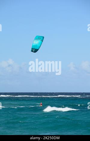BOCA GRANDI, ARUBA - 17. DEZEMBER 2020: Kitesurfer am Boca Grandi Strand an der südöstlichen Küste der Karibikinsel Aruba in der Nähe der Stadt o Stockfoto