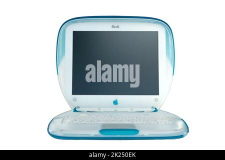 Vilnius, Litauen - 03. September 2020: Klassischer Apple iBook Laptop-Computer auf weißem Hintergrund isoliert. Vorderansicht Macintosh-Bild Stockfoto