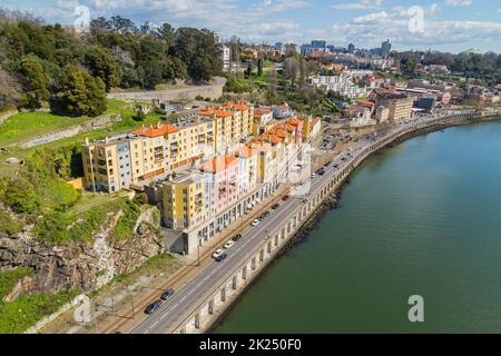 Porto, Portugal: 06. März 2022 - Blick auf das historische Zentrum von Porto mit dem Douro-Fluss zwischen Ribeira und Vila Nova de Gaia, nördlich von Portugal Stockfoto