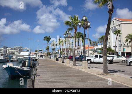 ORANJESTAD, ARUBA - 20. DEZEMBER 2020: Fischerboote im Hafen, Parkplatz und Renaissance Resort im Stadtzentrum von Oranjestad an der Karibik i Stockfoto