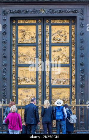 Touristen vor den Toren des Paradieses an das Baptisterium San Giovanni in Florenz, Italien Stockfoto