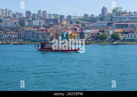 Porto, Portugal - 15. April 2022: Touristenboote und historische Gebäude der Ribeira-Gegend am Douro-Fluss in der europäischen Stadt Porto Stockfoto