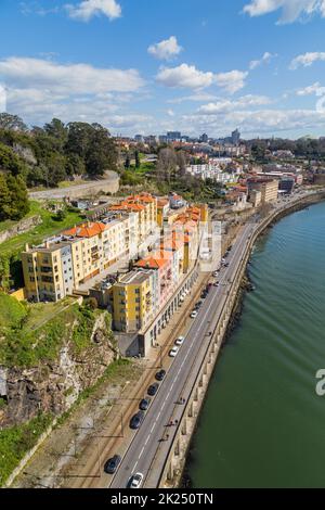 Porto, Portugal: 06. März 2022 - Blick auf das historische Zentrum von Porto mit dem Douro-Fluss zwischen Ribeira und Vila Nova de Gaia, nördlich von Portugal Stockfoto