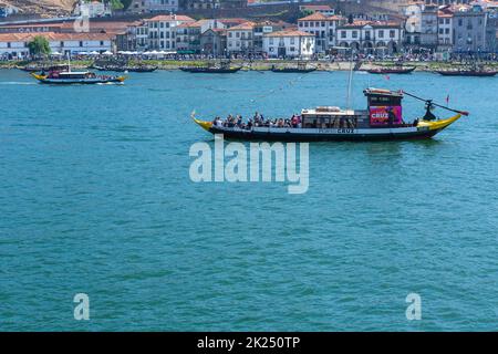 Porto, Portugal - 15. April 2022: Touristenboote und historische Gebäude der Ribeira-Gegend am Douro-Fluss in der europäischen Stadt Porto Stockfoto