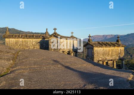 Altes traditionelles Horreo espigueiro-Getreidespeicher in Soajo, Arcos de Valdevez, Viana do Castelo, Portugal, Europa Stockfoto