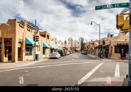 Santa Fe, New Mexico, 13. Dezember 2021: Zentrale Straße in der Innenstadt von Santa Fe, NM mit Blick auf die Kathedrale Basilica of St. Francis of Assisi Stockfoto