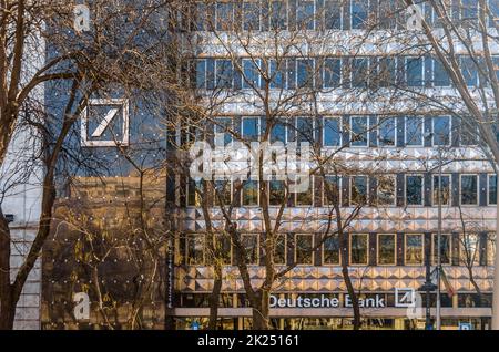 MADRID, SPANIEN - 12. JANUAR 2022: Hauptsitz der Deutschen Bank Spanien, am Paseo de la Castellana in Madrid. Die Deutsche Bank ist ein deutsches multinationales Unternehmen Stockfoto