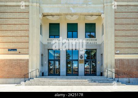 MADRID, SPANIEN - 12. JANUAR 2022: Eingang der höheren Technischen Schule für Industrieingenieure (Escuela Técnica Superior de Ingenieros Industri Stockfoto