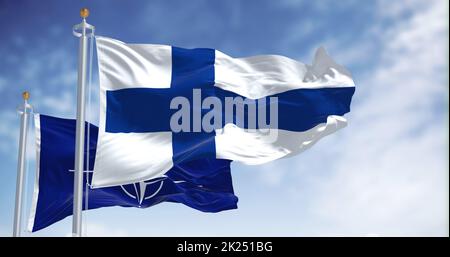 Helsinki, Finnland, Mai 2022: Die Nationalflagge Finnlands winkt mit der Flagge der NATO. Im Jahr 2022 forderte Finnland nach Jahrzehnten der Neu-Mitgliedschaft die NATO zu genießen Stockfoto