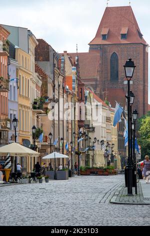Torun, Polen - 27. Juni 2020: Blick vom Altstädter Ring auf die Zeglarska-Straße und die Kathedrale von Torun Stockfoto