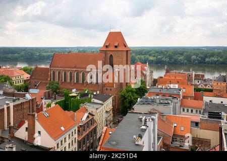 Torun, Polen - 27. Juni 2020: Luftaufnahme der Stadt von der Spitze des Rathausturms der gotischen Kathedrale von Torun Stockfoto