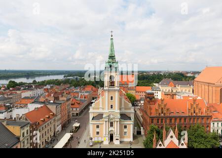 Torun, Polen - 27. Juni 2020: Luftaufnahme der Stadt von der Spitze des Rathausturms. 18. Jahrhundert Kirche des Heiligen Geistes Stockfoto