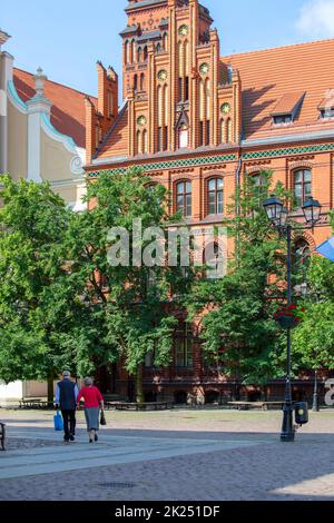 Torun, Polen - 27. Juni 2020: Neugotisches Gebäude des Hauptpostamtes auf dem Altstädter Ring. Stockfoto