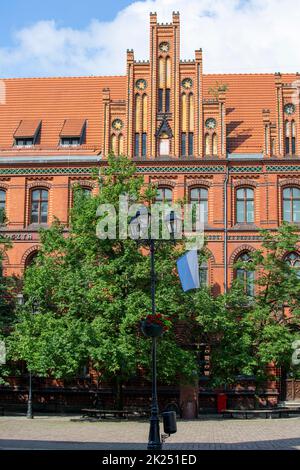 Torun, Polen - 27. Juni 2020: Neugotisches Gebäude des Hauptpostamtes auf dem Altstädter Ring. Stockfoto