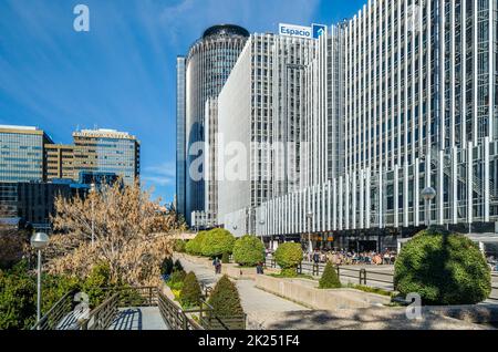 MADRID, SPANIEN - 20. FEBRUAR 2022: Blick auf den Pablo Ruiz Picasso Platz (auch bekannt als Plaza Central de AZCA), einen öffentlichen Platz in Madrid, Spa Stockfoto