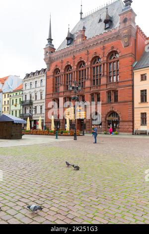 Torun, Polen - 27. Juni 2020: Blick auf den Altstädter Ring mit historischem Gebäude des Landguts Artus, Sitz einer Kulturinstitution Stockfoto