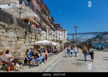 Porto, Portugal - 15. April 2022: Ribeira am Ufer des Douro-Flusses in Porto, Portugal Stockfoto