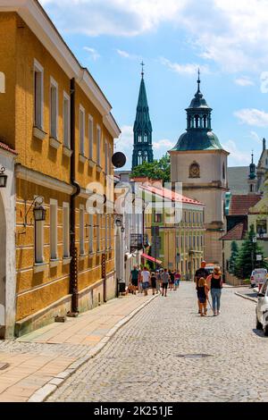 Sandomierz, Polen - 10. Juli 2020: Blick auf die Mariacka-Straße mit dem Sandomierska-Glockenturm und der Sandomierz-Kathedrale Stockfoto