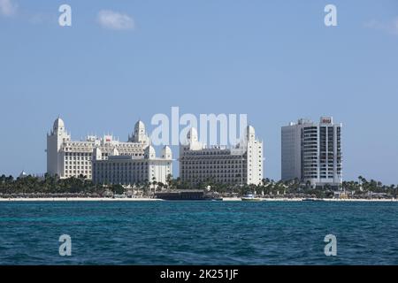 PALM BEACH, ARUBA - 17. OKTOBER 2021: Blick vom Meer aus auf das Hotel Riu Palace am Palm Beach auf der karibischen Insel Aruba Stockfoto