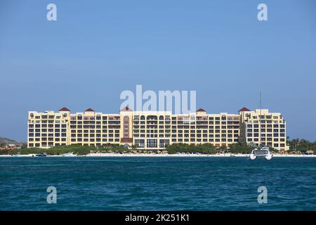 PALM BEACH, ARUBA - 17. OKTOBER 2021: Blick vom Meer aus auf das Ritz-Carlton Hotel am Palm Beach auf der karibischen Insel Aruba Stockfoto