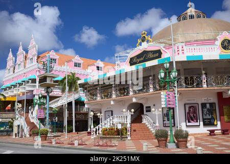ORANJESTAD, ARUBA - 20. DEZEMBER 2020: Royal Plaza Shopping Mall entlang L.G. Smith Blvd im Stadtzentrum von Oranjestad auf der karibischen Insel Aru Stockfoto