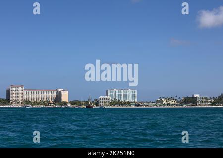 PALM BEACH, ARUBA - 17. OKTOBER 2021: Blick vom Meer aus auf die Marriott- und Radisson Blu-Hotels sowie das Holiday Inn Resort am Palm Beach Stockfoto