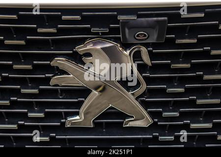 WETZLAR, DEUTSCHLAND 2022-04-23: Nahaufnahme des Peugeot-Logos auf einem Autogrill. Peugeot als Automobilhersteller wurde am 1882 gegründet. Stockfoto