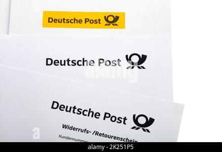 HUETTENBERG, DEUTSCHLAND 2022-03-15 - Deutsche Post Deutsche Post (Deutsche Post DHL) auf weißem Umschlag. Deutsche Post DHL, ist der weltweit größte Kurier c Stockfoto