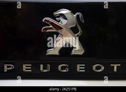 WETZLAR, DEUTSCHLAND 2022-04-23: Nahaufnahme des Peugeot-Logos auf einem Autogrill. Peugeot als Automobilhersteller wurde am 1882 gegründet. Stockfoto