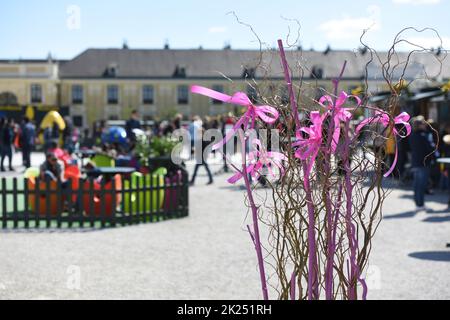 Ostermarkt beim weltbekannten Schloss Schönbrunn in Wien, Österreich - Ostermarkt im weltberühmten Schloss Schönbrunn in Wien, Österreich Stockfoto